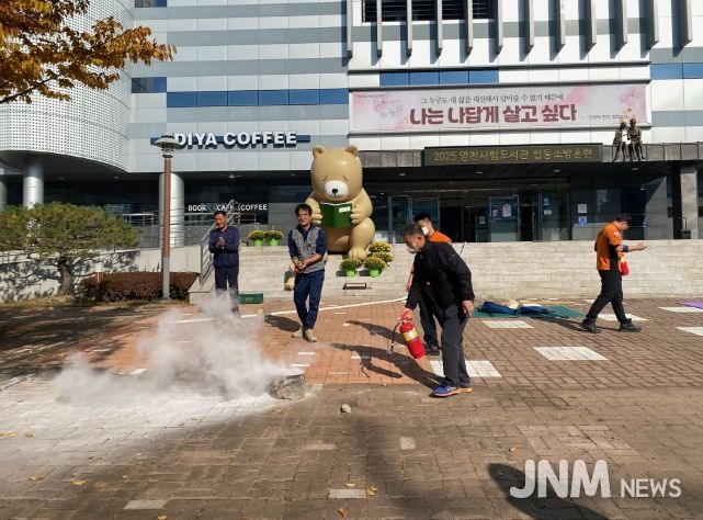 영천시 평생학습관은 지난 6일 영천시립도서관에서 영천소방서 동부 119안전센터와 함께 합동소방훈련을 실시했다.