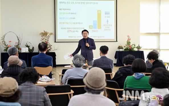김동근 시장이 11월 7일 ‘성인문해교육 시화전 한마당’ 행사에서 특별강연을 하고 있다.