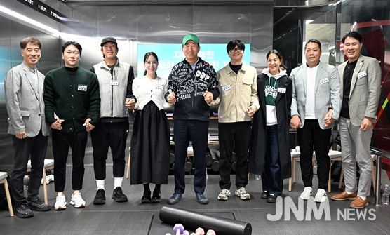 오세훈 서울시장이 10일(월) 영등포구 5호선 여의나루역 러너스테이션에서 열린 '지속가능한 러닝문화 조성을 위한 간담회' 참석자들과 기념사진을 촬영하고 있다.