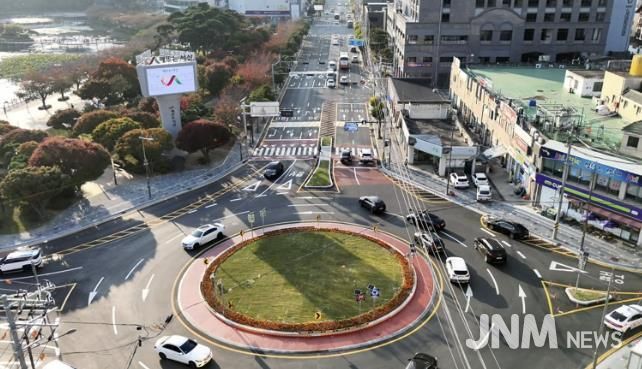 회전교차로로 조성된 중앙호수공원 사거리 모습
