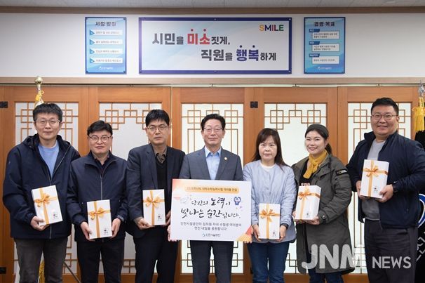 인천시설공단은 11일, 2026학년도 대학수학능력시험을 앞둔 임직원 자녀들에게 격려품을 전달했다.