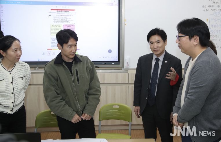 김대중 전남교육감과 삼기초 교육가족들이 11일 학교 공동교육과정 운영 내실화를 주제로 한 차담회를 진행하고 있다.