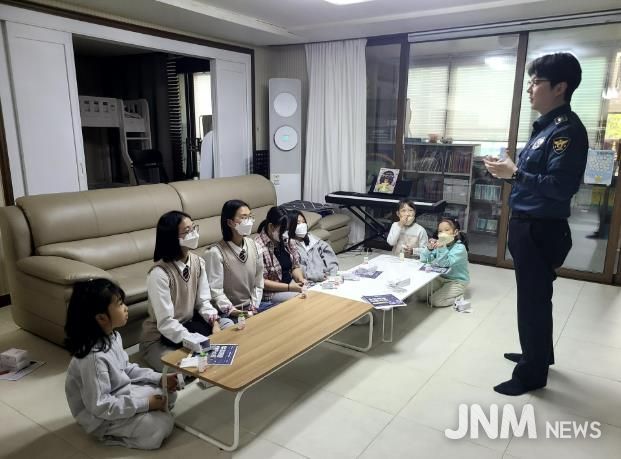 한전KPS 보호아동 범죄예방 교육(지난 10월 당진경찰서 여성청소년계에서 공동생활 가정을 방문해 범죄예방 교육을 하고 있다.