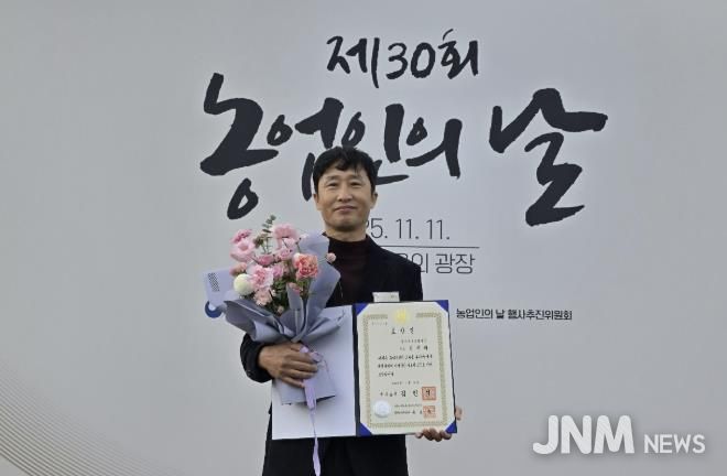 지난 11일 제30회 농업인의 날 기념식에서 김세태 대표가 식량산업 발전에 기여한 공로를 인정받아 국무총리 표창을 수여받았다.