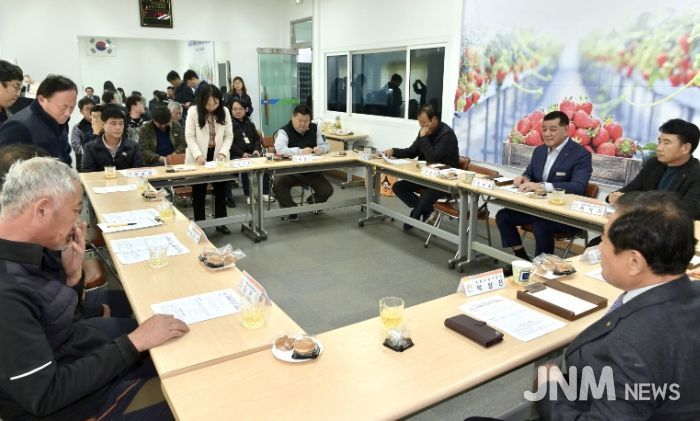 딸기 병해 예방 위해 미생물제 지원