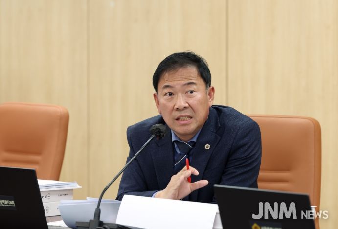 행정사무감사에서 질의하는 박승진 의원