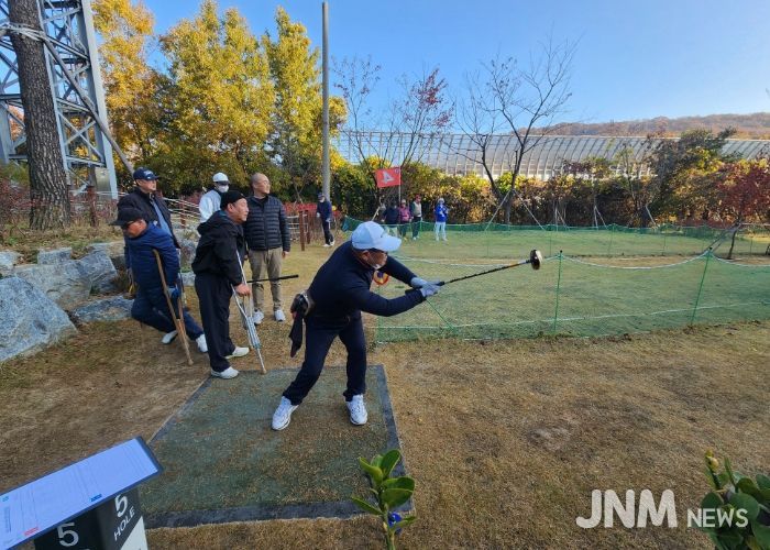 12일 오전 기형도문화공원 파크골프장에서 열린 ‘제1회 광명시장배 장애인 파크골프대회’ 참가자들이 경기를 하고 있다.