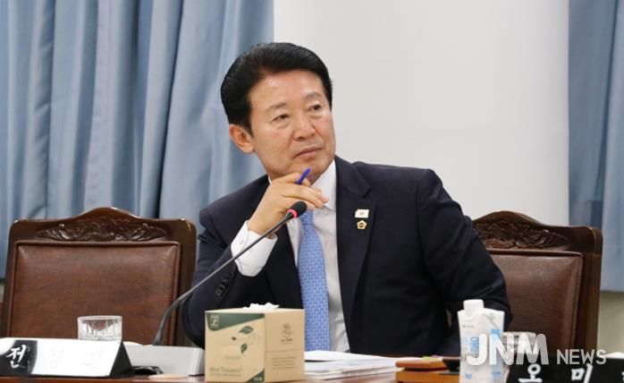 전라남도의회 제395회 제2차 정례회 기획행정위원회 소관 행정사무감사에서 전경선 의원이 집행부를 향해 질의를 하고 있다.