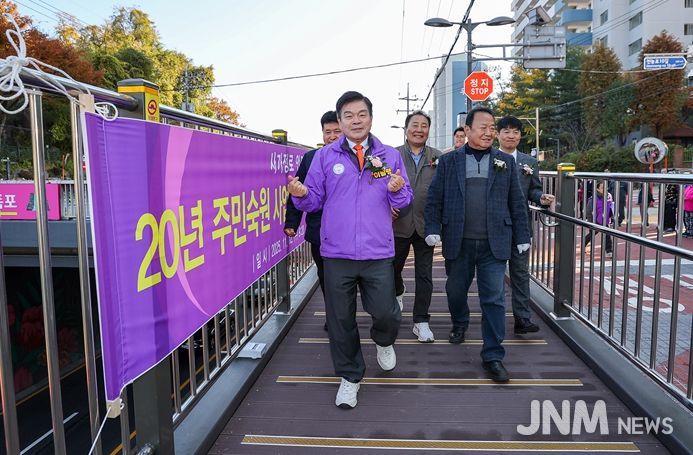 이필형 동대문구청장이 새로 조성된 사가정로 안전보행로를 걸으며 현장을 점검하고 있다