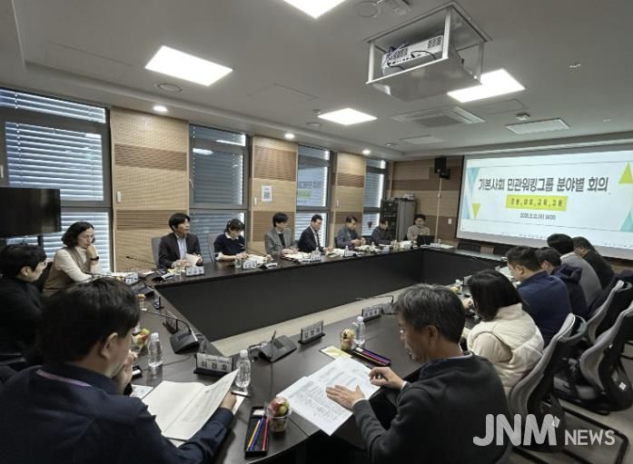 회의에 참석한 전문가, 시민대표, 공무원들이 아산형 기본사회 추진방향에 대해 활발히 논의하고 있다.