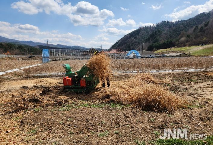 홍천군, 가을철 영농부산물 파쇄작업 통한 자원순환·산불예방 효과 기대