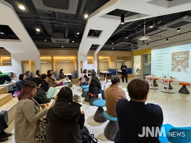 수원특례시가 수원지속가능발전협의회, 아주대학교 RISE사업단과 함께 청책(聽策) 포럼 ‘편견과 차별 너머’를 열고 있다.