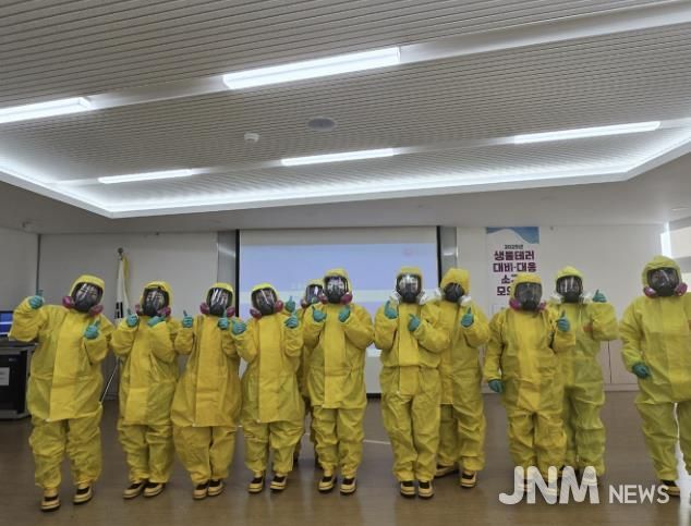 감염병 대응 실무자 등이 21일 단원보건소에서 진행된 ‘2025년 생물테러 대응 소규모 모의훈련’에서 개인 보호구를 착용하고 있다.