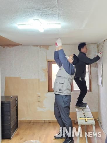 삼육식품이 천안지역 치매어르신 가정에 방문해 주거환경개선 사업을 추진하고 있다.