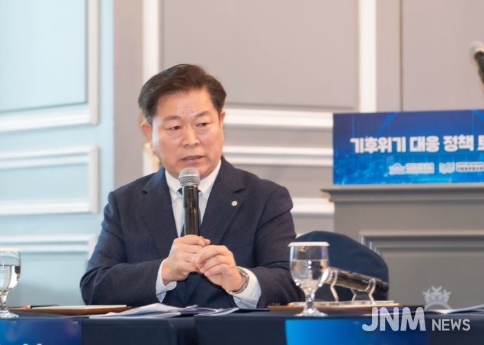 박승원 광명시장이 24일 서울 여의도 켄싱턴호텔에서 열린 ‘국가와 지방이 함께하는 탄소중립 실현, 기후위기 대응 정책 토론회’에 참석해 지방정부 기후 분권의 필요성에 대해 말하고 있다.