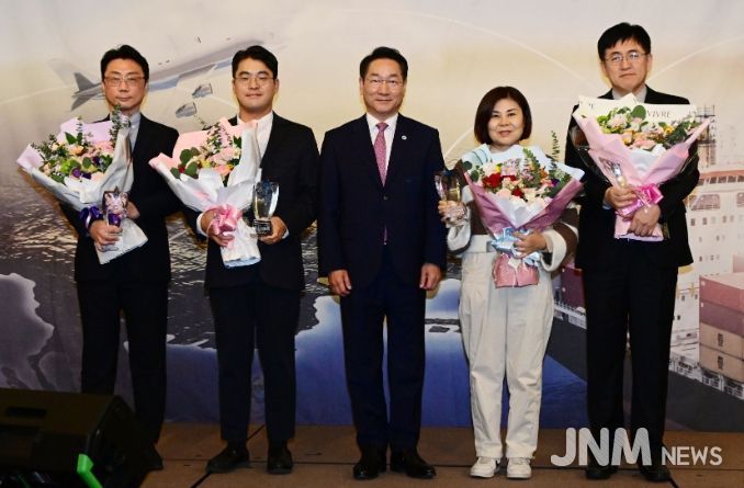 유정복 인천광역시장이 25 연수구 쉐라톤호텔에서 열린 '2025년 인천광역시 물류의날' 행사에서 물류발전대상 시상을 하고 있다.