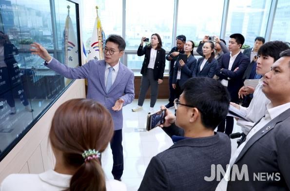 성동구를 방문한 태국 지방정부 관계자들에게 스마트 정책 소통 시스템을 설명하고 있는 정원오 성동구청장 모습