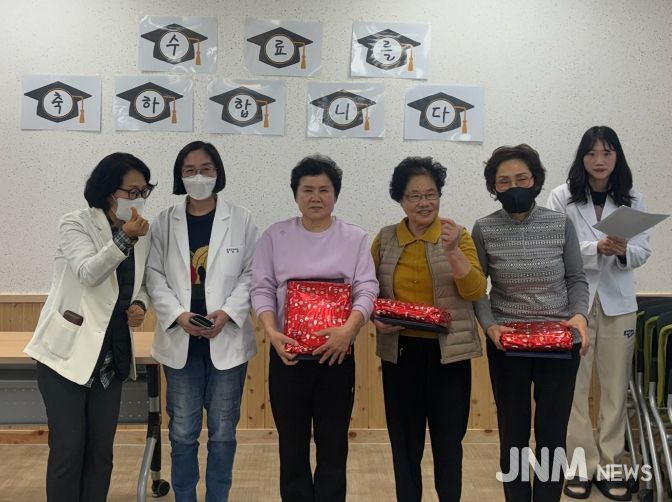 참여자들이 즐거운 모습으로 단체촬영을 하고 있다.