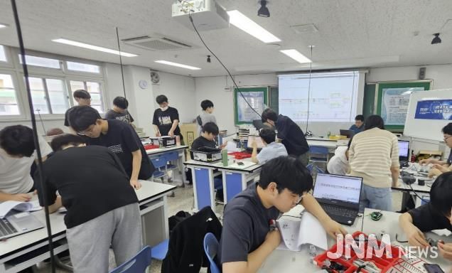 부천과학고의 과학중점학교 당시 ‘꿈틀소리 심화 실험캠프’ 수업 전경