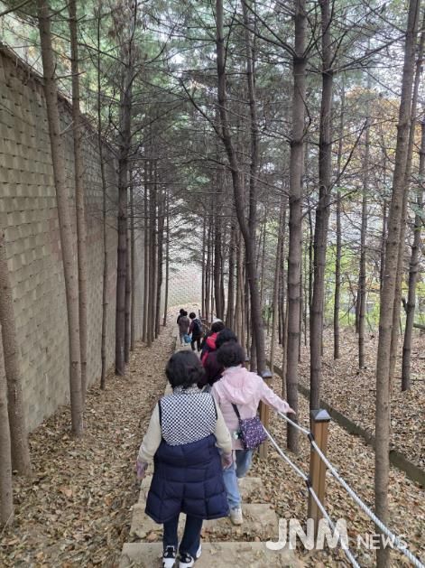 용인특례시 보건소 건강걷기 프로그램에 참여 중인 시민들