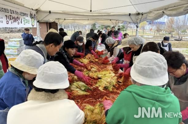 시흥시 배곧2동 주민자치회, 김장 나눔으로 지역사회에 온정 전달