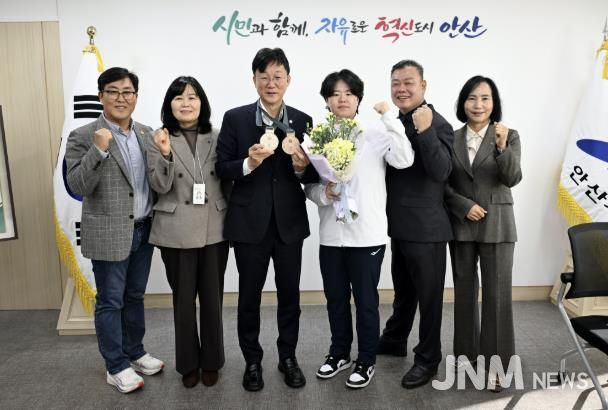 이민근 안산시장(사진 왼쪽에서 세번째)과 홍은미 선수(왼쪽에서 네번째)가 봉납식을 개최하고 기념촬영을 하고 있다.