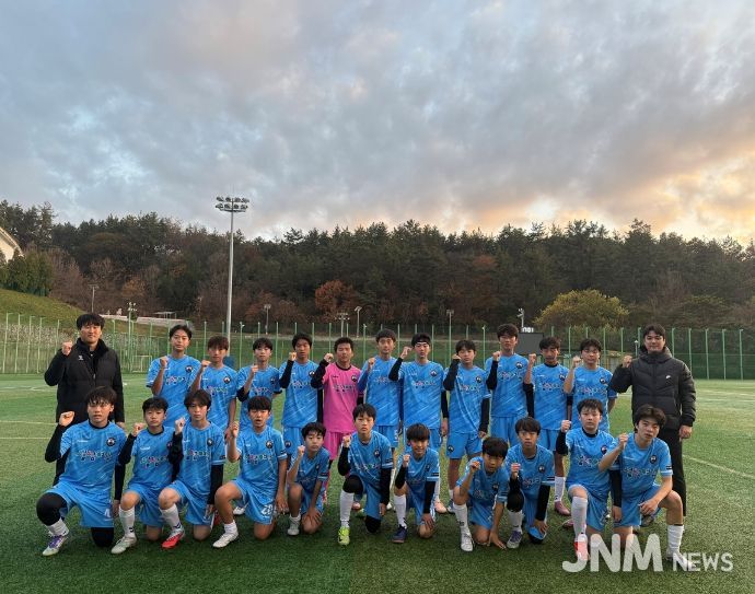 여수시 중등부 유소년 축구단인 여수해양FC U-15가 지난달 28일부터 30까지 해남군 일원에서 열린 ‘해남 땅끝배 축구대회’에서 의미 있는 첫 승리를 거뒀다.