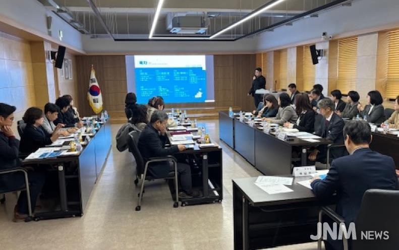 허남석 안산시 부시장이 1일 시청 제1회의실에서 ‘아동친화도시 조성전략 수립 연구용역’ 최종보고회를 진행하고 있다.