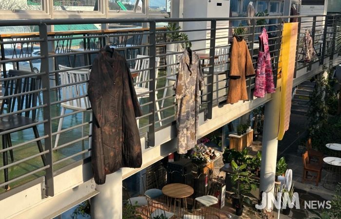 포항시천연염색연구회가 지난 5일부터 7일까지 사흘간 포항시 산림조합 2층 전시장에서 진행한 ‘겨울속에 물드는 천연염색, 눈꽃으로 물들다’ 전시회가 시민들의 큰 관심 속에 성공적으로 마무리됐다.