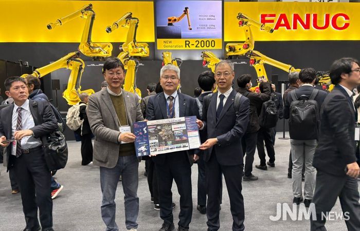 이민근 안산시장(왼쪽 첫번째)이 5일 ‘2025 도쿄 국제로봇 전시회(iREX 2025)’에 참석, 현지 로봇 기업 '화낙' 관계자들을 만나 ASV지구 홍보와 투자유치 활동을 펼치고 있다.