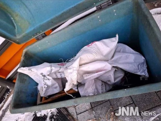 관내 한 제설함의 내부 모습(염화칼슘 포대가 일부 남아있으나 정돈되지 않은 채 방치되어 있고, 이미 개봉되어 굳어버린 듯한 모습도 관찰된다.)