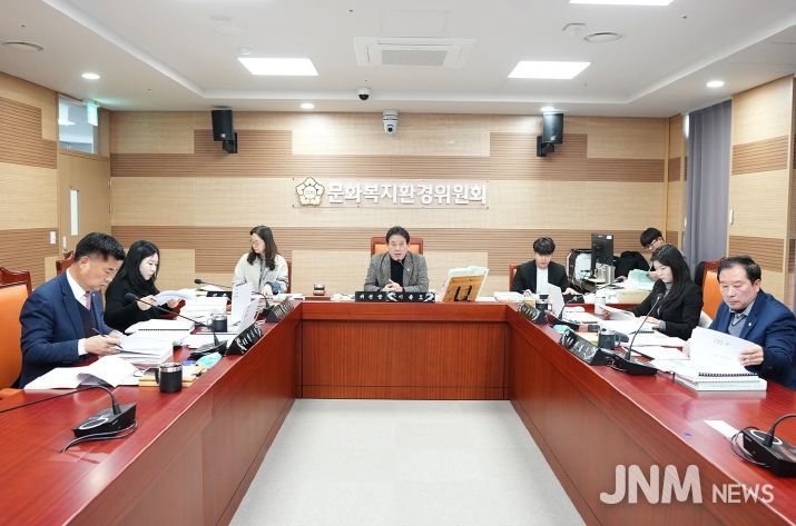 아산시의회 문화복지환경위원회가 제263회 아산시의회 제2차 정례회 중 2026년 예산안을 심사하고 있다.