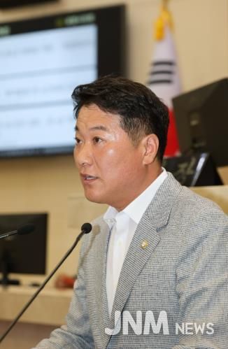 양윤제예결특위 위원장 (2025.9.5.제325회 임시회 제1차 본회의 당시 예결특위 위원장 선출 소감 발언 장면)