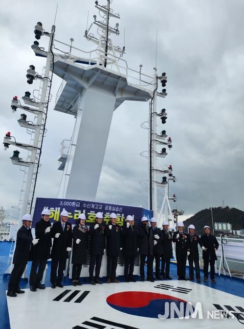 전남·경북·인천·경남·충남 등 5개 시도교육청과 교육부, 해양수산부 관계자들이 12일 해누리호에서 기념촬영을 하고 있다.