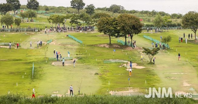 45홀에서 90홀로 증설하여 개장한 대저생태공원에서 파크골프를 즐기는 주민들 모습