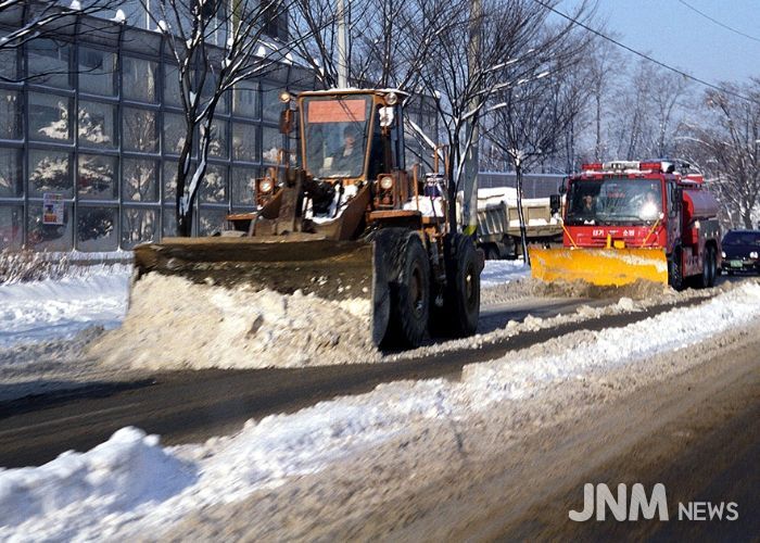 참고사진: 도로 제설 모습