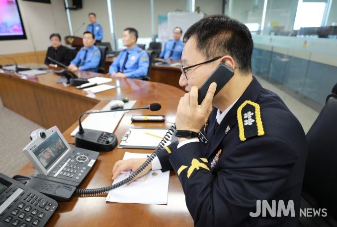 제11대 박재화 청장이 3005함장과 화상통화를 진행 중이다.