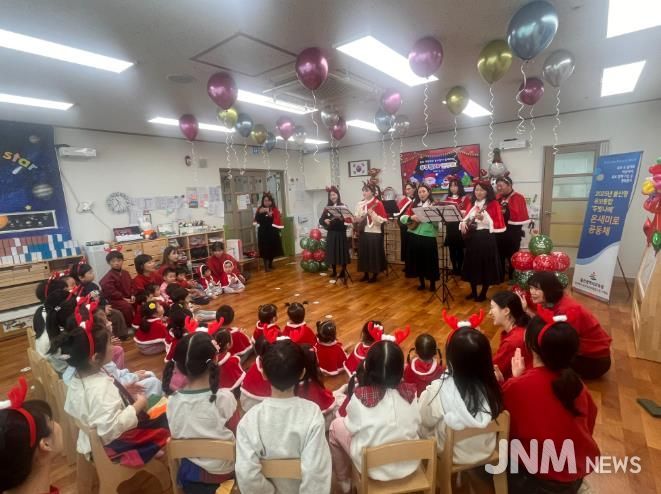 우쿠렐레 동아리가 12일 울산교육청어린이집에서 재능 나눔 활동 우쿠렐레 연주를 하고있다