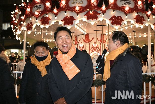 오세훈 서울시장이 12일(금) 서울윈터페스타 개막식 참석 후 광화문광장의 '크리스마스 마켓'을 둘러보고 있다.