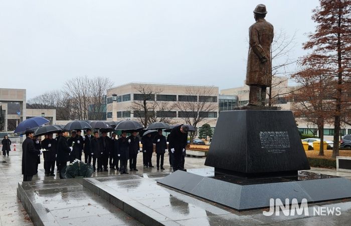 포항시는 지난 12일 故 청암 박태준 포스코 명예회장 서거 14주기를 맞아 포스텍 노벨동산에 있는 청암 박태준 동상을 찾아 헌화하고 참배했다.