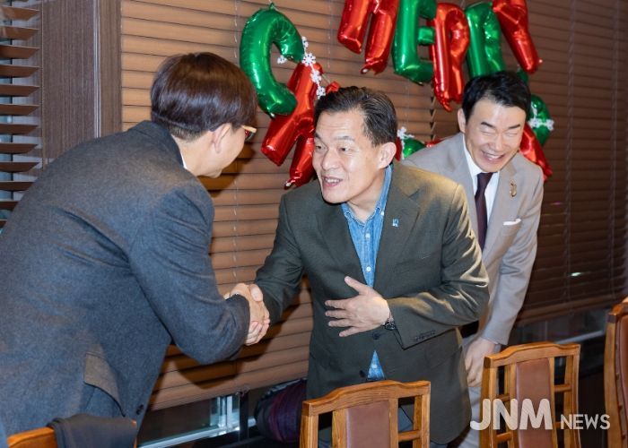 이재준 수원시장이 새빛! 보건의료발전 간담회 참석자들과 인사하고 있다.