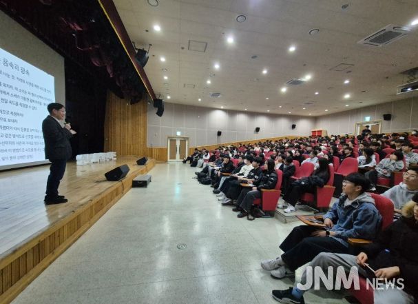 울산 중고등학생들이 20일 울산과학관에서 '물리학으로 보는 세상' 특강을 듣고있다