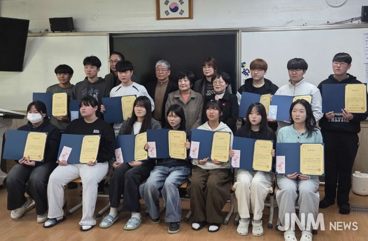 동백커피 바리스타 동호회, 서면중 졸업생에 장학금 수여