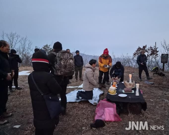 지난 1일 백월산에서 2026년 병오년 백월산 해맞이 기원제 참석자들 기원제를 지내고 있다.
