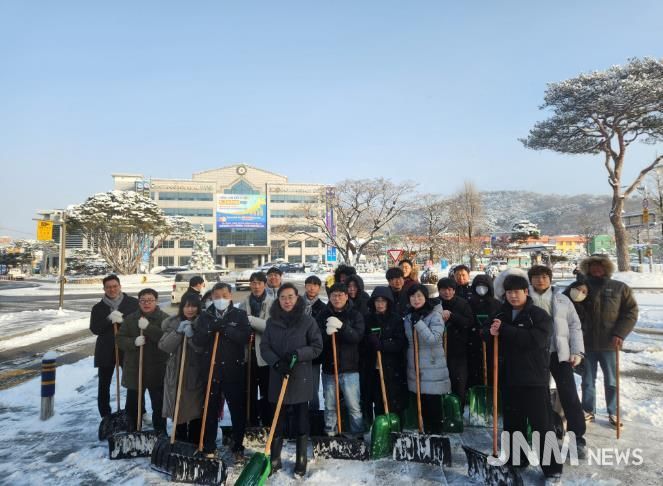 고창군, 전 직원 제설작업으로 시무식 대체..“군민 불편 최소화”