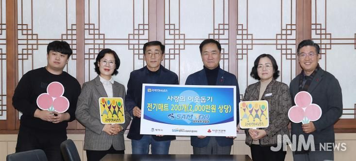 왼쪽부터 삼우보호작업장 박세호 대리, 이기란 팀장, 박동신 시설장, 평택시 정장선 시장, 김현순 장애인복지과장, 평택행복나눔본부 황성식 나눔국장