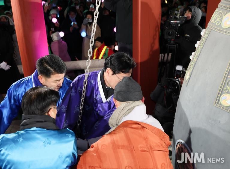 배정수 의장 및 주요내빈 타종 모습