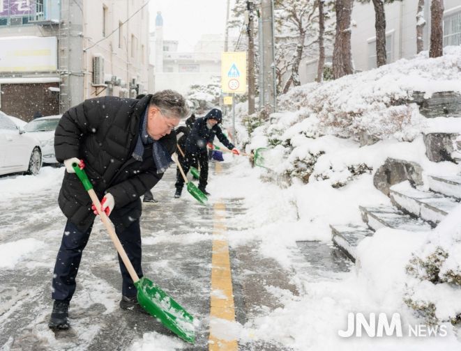 영광군 직원들과 함께“눈 치우기” 나서