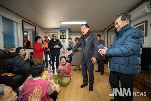 이재준 수원시장이 새터경로당에서 어르신들과 이야기를 나누고 있다.