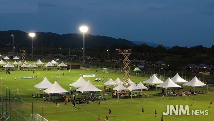 지난해 여름 경주시 알천축구장 일원에서 열린 화랑대기 국제 유소년 축구대회에서 국내외 유소년 선수들이 경기를 치르고 있다.